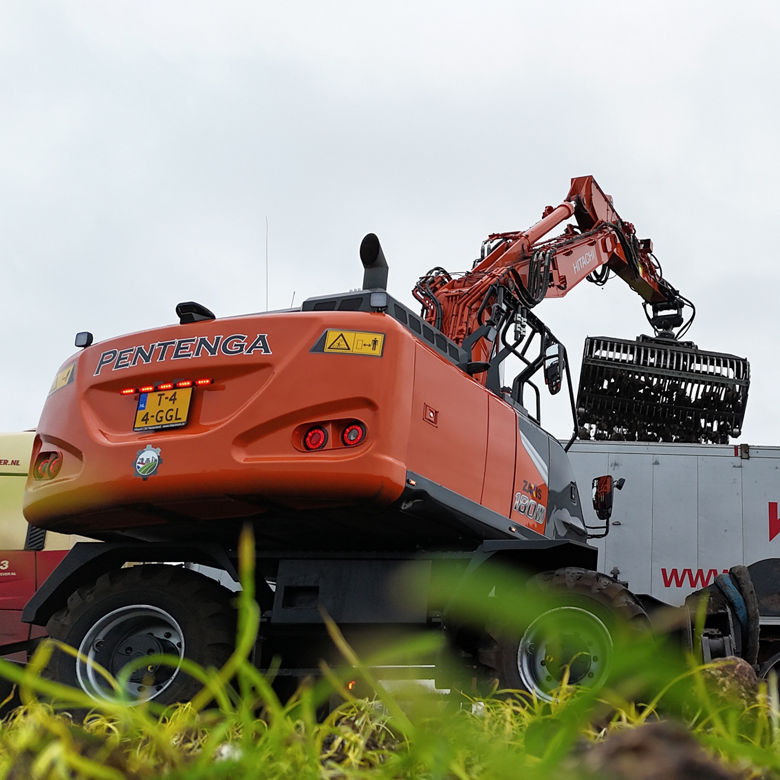 【ミチページ】 How a Hitachi wheeled excavator transformed beet harvest for Dutch